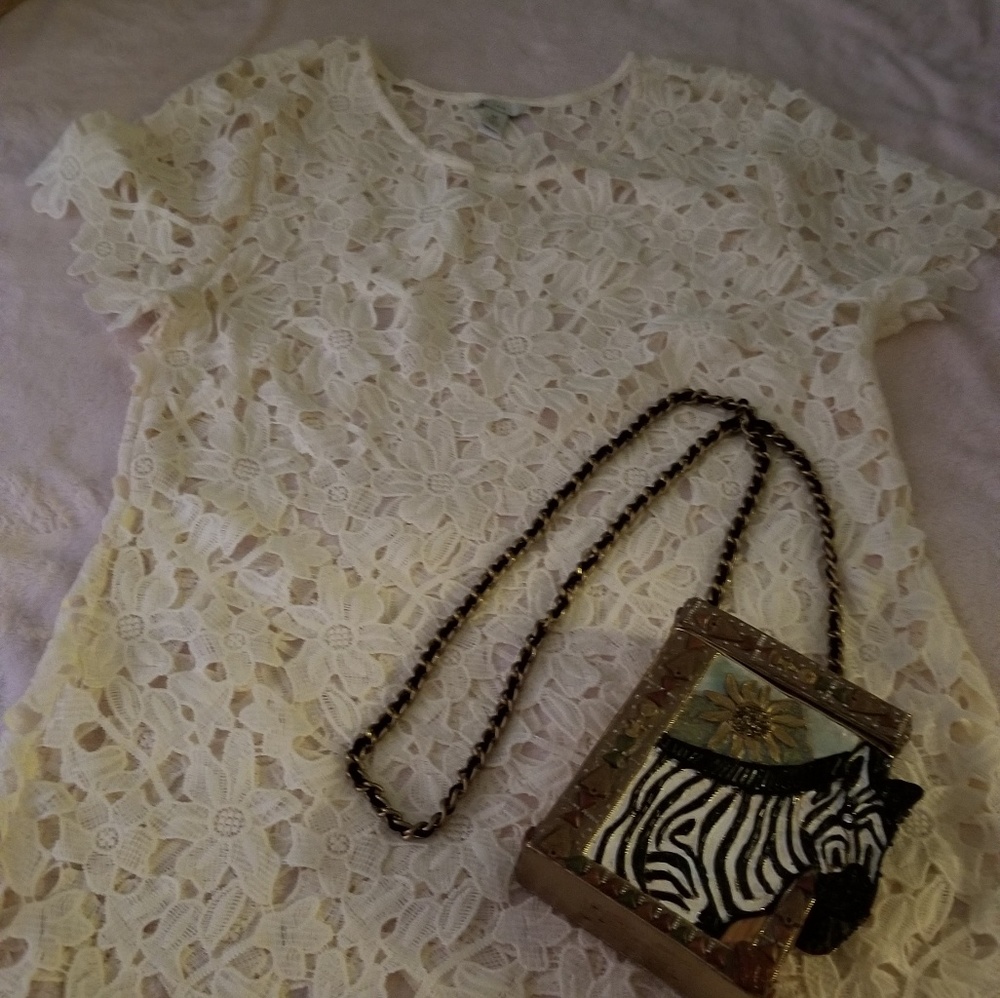 Est 1946 VINTAGE BLOUSE AND VINTAGE HANDBAG.